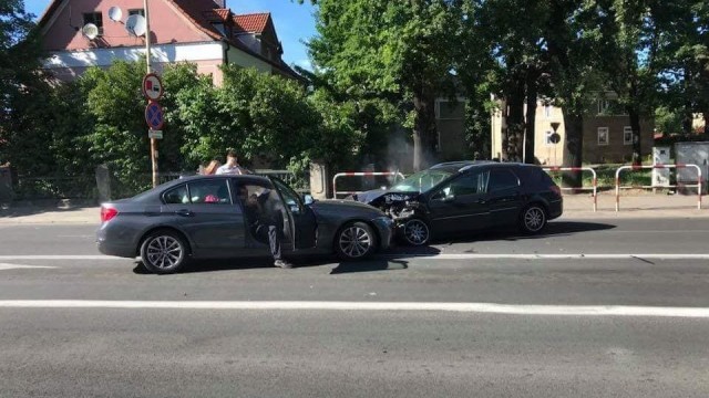 Przed godziną 17 na skrzyżowaniu ulic Szczecińskiej z Pierwszej Brygady w Stargardzie jadący na sygnale nieoznakowany radiowóz marki BMW zderzył się z samochodem osobowym. Na szczęście nikomu nic się nie stało.