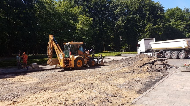Na Cmentarzu Centralnym w Szczecinie rozpoczął się kolejny remont najbardziej zniszczonych alejek. Prace potrwają do końca czerwca.