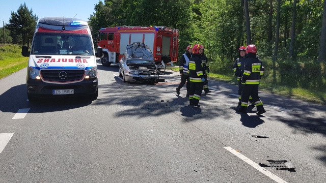 Na ulicy Wolińskiej w Świnoujściu między rondem w Łunowie a skrzyżowaniem z ul. Barlickiego samochód osobowy uderzył w autokar. Jedna osoba jest ranna. Krajowa trójka jest zablokowana w obie strony. Policja wyznaczyła objazdy drogą prowadzącą do karsiborskiej przeprawy.