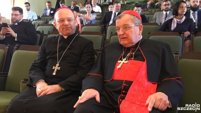 Adhortacja Amoris Laetitia papieża Franciszka wymaga wyjaśnienia, bez tego nie jest pomocna i może być szkodliwa - powiedział w czwartek w Szczecinie amerykański kardynał Raymond Leo Burke. Dokument ten wzbudza kontrowersje w Kościele, o czym dyskutowali uczestnicy debaty Małżeństwo i rodzina. Źródła kryzysu i drogi wyjścia na Wydziale Teologicznym Uniwersytetu Szczecińskiego.