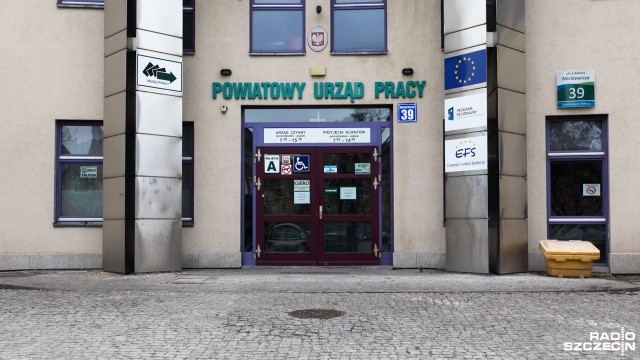 Pracodawcy będą musieli traktować pracowników z większym szacunkiem niż dotychczas, inaczej będą mieć problem, żeby znaleźć ludzi do pracy - mówili goście programu Radio Szczecin na Wieczór. W ten sposób odnieśli się do sytuacji na zachodniopomorskim rynku pracy. Stopa bezrobocia spadła do 7,7 proc. i jest najniższa od 1991 roku.