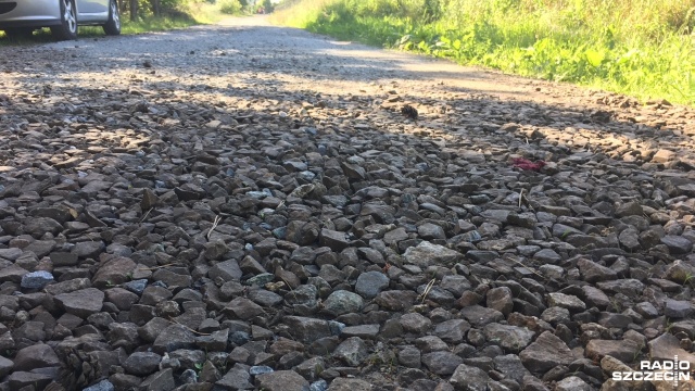 Wojewódzki Inspektorat Ochrony Środowiska w Szczecinie interweniuje w sprawie budowy dróg w Kobylance. Jak się okazuje samorząd do utwardzania gminnych dróg m.in. przy szkole podstawowej użył kamieni z podkładów kolejowych, tzw. tłucznia torowego.