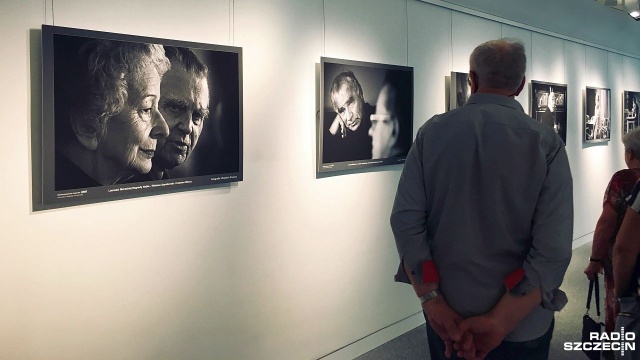 Wisława Szymborska, Czesław Miłosz, Andrzej Wajda czy Wojciech Kilar - portrety wybitnych polskich twórców, różnych dziedzin polskiej kultury, autorstwa wybitnych fotografików od czwartku można oglądać w galerii Poziom 4. Filharmonii imienia Mieczysława Karłowicza w Szczecinie.