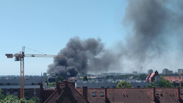 Przy ulicy Starkiewicza na szczecińskich Pomorzanach płoną śmieci na terenie wysypiska i skupu złomu.
