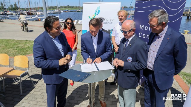Zajęcia dla młodych żeglarzy z oceanografii i nawigacji oraz praktyczne na jachtach klasy Optymist - to część programu Dziecięcego Uniwersytetu im. profesora Jerzego Stelmacha, który jesienią ruszy w Szczecinie.