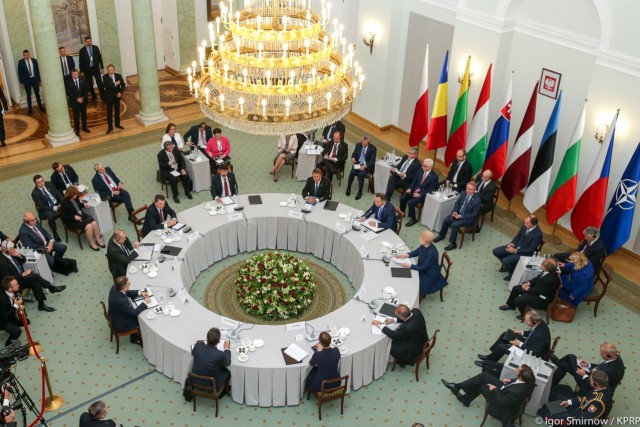 Wspólna deklaracja jest dowodem na jedność w Bukaresztańskiej Dziewiątce - powiedział prezydent Andrzej Duda. W Warszawie obradują przedstawiciele dziewięciu państw NATO z naszej części Europy. Rano prezydenci podpisali wspólną deklarację, w której zawarto priorytety dla B9 przed lipcowym szczytem Sojuszu Północnoatlantyckiego w Brukseli.