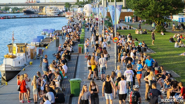 Festiwal rzeźb z piasku, koncerty na czterech scenach, strefa fitness, festiwal zabaw dla dzieci oraz piękne żaglowce cumujące przy nabrzeżach - to niektóre atrakcje Dni Morza, które w piątek rozpoczęły się w Szczecinie.