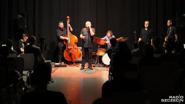 Zgniłość, czyli nowy projekt krakowskiego poety Marcina Świetlickiego i pianisty Michała Wandzilaka, wystąpił w piątek wieczorem w Trafostacji Sztuki w Szczecinie.