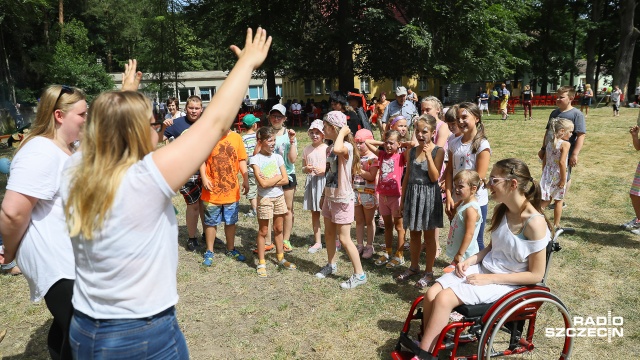 Warsztaty plastyczne, gry sportowe, pogadanki z policjantami i służbą celną, a także coś na ząb - takie atrakcje czekały w sobotę na rodziny zastępcze podczas pikniku My i Wy Dla Niepodległej w Policach.