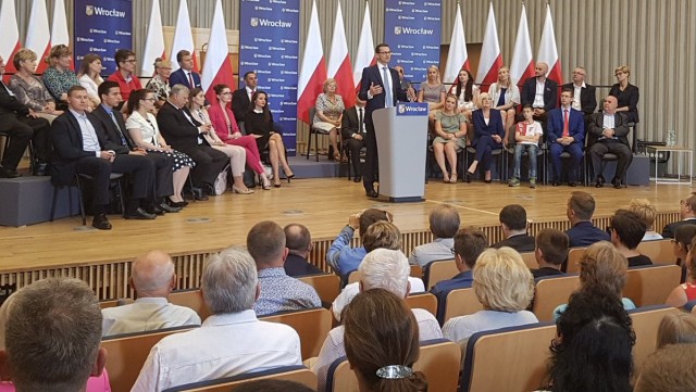 Rządzący chcą Polski rozwoju, a nie zastoju kraju wykorzystującego swoje talenty - mówił premier Mateusz Morawiecki podczas wizyty we Wrocławiu.