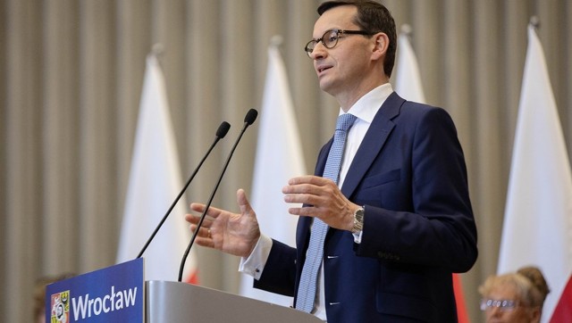 Rząd chce, by Polska nie tylko goniła, ale i przegoniła Zachód w niektórych dziedzinach - powiedział premier Mateusz Morawiecki. Podczas spotkania z mieszkańcami Wrocławia premier podkreślał, że Polska powinna być krajem wysokich technologii, ale że trzeba także rozwijać mniejsze ośrodki miejskie i pomagać rolnikom.