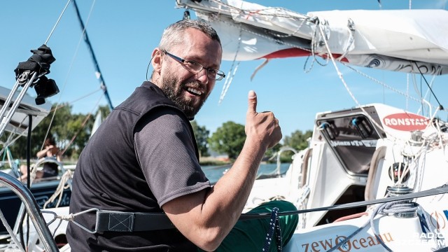 Szymon Kuczyński, który ustanowił rekord świata w samotnej, okołoziemskiej żegludze bez zawijania do portu na najmniejszym jachcie w historii żeglarstwa, wrócił do kraju. W sobotę po południu zacumował w marinie w Kamieniu Pomorskim.
