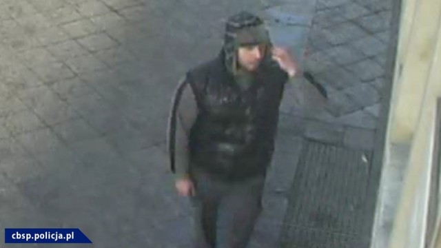 Centralne Biuro Śledcze Policji wciąż poszukuje napastnika, który 20 marca ubiegłego roku oblał kwasem siarkowym mężczyznę przy ulicy Obrońców Stalingradu w Szczecinie.