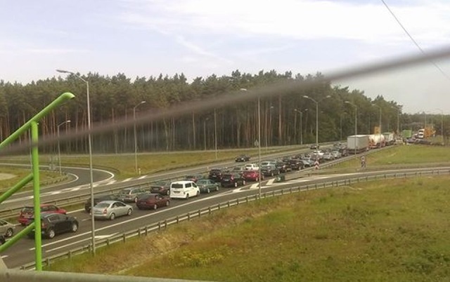 Autostrada A6 jest zablokowana na odcinku za Dąbiem do węzła Rzęśnica. Można ominąć to utrudnienie drogą przez Załom i Pucice.