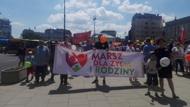 Marsz dla Życia i Rodziny przeszedł w niedzielę ulicami Warszawy. Podobne manifestacje pro-life odbyły się w ponad 60 miejscowościach kraju.