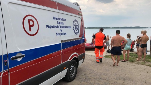 Mężczyzna z urazem kręgosłupa trafił do szpitala po tym, jak skoczył na główkę do jeziora Miedwie. Do wypadku doszło w niedzielę przed godziną 16 na plaży w Morzyczynie.