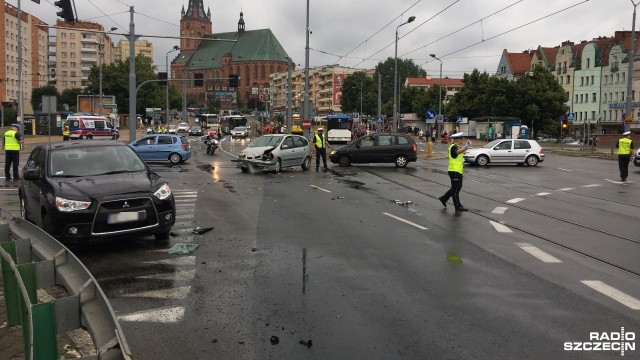 Karetka pogotowia ratunkowego na sygnale i dwa samochody osobowe zderzyły się na ulicy Wyszyńskiego przy Moście Długim w Szczecinie. Do zdarzenia doszło w niedzielę przed godziną 19.