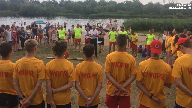 Blisko 40 młodych ludzi zakończyło w niedzielę kurs ratownika wodnego. Uroczyste podsumowanie szkolenia i wręczenie certyfikatów odbyło się na plaży na szczecińskim Dziewokliczu.