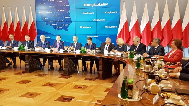 Premier Mateusz Morawiecki zapowiedział większy budżet na remonty i budowę dróg lokalnych.