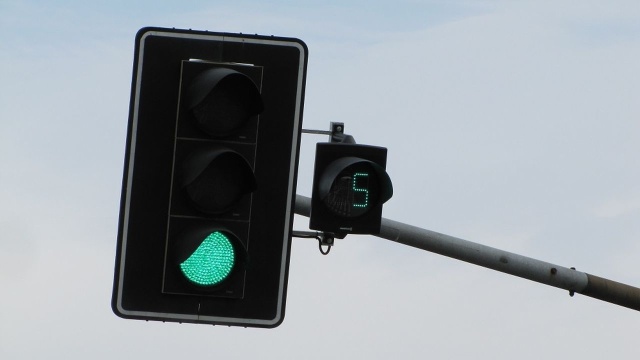 Siedem kolejnych urządzeń, które wyświetlają czas włączonego światła zielonego zamontowano w Szczecinie. Tym razem na pl. Kościuszki. Z nowego rozwiązania kierowcy będą mogli skorzystać już w poniedziałek po południu.