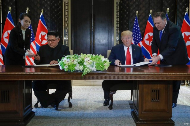 Przywódcy Korei Północnej i Stanów Zjednoczonych - Kim Dzong Un i Donald Trump podpisali w Singapurze porozumienie. Jego treść ma być ujawniona w najbliższych godzinach.