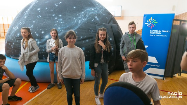 Planetobus - Centrum Nauki Kopernik odwiedził jedną z polickich szkół. Dzieci w specjalnym namiocie, na kopule którego wyświetlane są konstelacje gwiazd i planety, uczą się o gwiazdozbiorach i astronomii. Niebo jest na wyciągnięcie ręki.