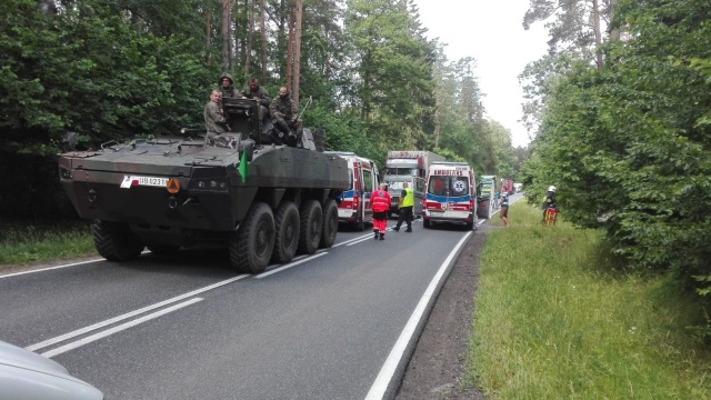 Szczecińscy żołnierze 12. Dywizji Zmechanizowanej pomogli ofiarom wypadku drogowego - poruszająca się z Morąga na poligon w Bemowie Piskim kolumna była pierwsza w miejscu zderzenia dwóch samochodów osobowych w miejscowości Ruciane-Nida. Mundurowi natychmiast przystąpili do udzielania pierwszej pomocy.