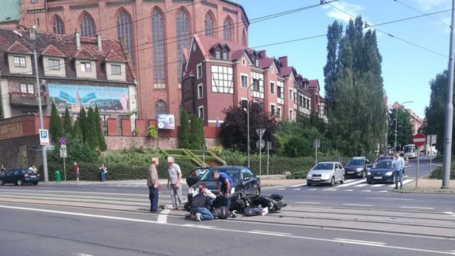 Samochód osobowy potrącił motocyklistę na skrzyżowaniu ulic Wyszyńskiego z Sołtysią w Szczecinie.