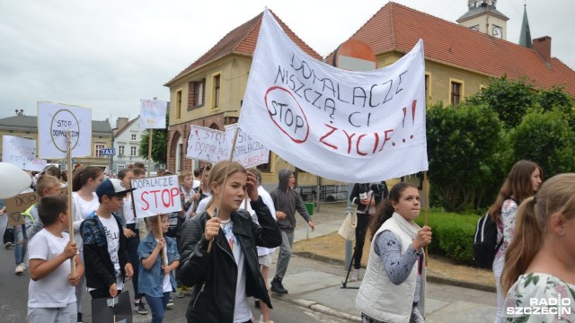 Ponad pół tysiąca osób wzięło udział w Białym Marszu, który przeszedł ulicami Trzebiatowa. To właśnie w tej miejscowości doszło do zatrucia dopalaczami, a 17 osób trafiło do szpitali w całym województwie.