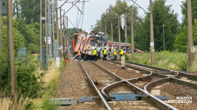 Jedna osoba zginęła, a 28 zostało rannych w wypadku na niestrzeżonym przejeździe kolejowym w miejscowości Radziszewo pod Gryfinem. W środę po południu ciężarówka przewożąca drewno zderzyła się tam z pociągiem relacji Szczecin-Zielona Góra.