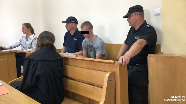 Dusił bandażem a potem zadał kilkanaście ciosów nożem 71-letniej kobiecie w jej mieszkaniu w Pyrzycach. Wszystko po to, aby ukraść 50 złotych na narkotyki. W czwartek 20-letni Brajan K. usłyszał wyrok 15 lat pozbawienia wolności za usiłowanie zabójstwa.