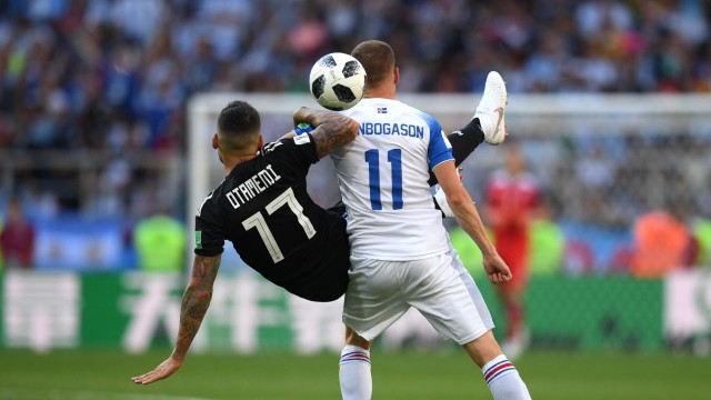 Argentyna zremisowała w Moskwie z Islandią 1:1 (1:1) w meczu grupy D piłkarskich mistrzostw świata. Argentyńczycy wyszli na prowadzenie w 19. minucie po golu Sergio Aguero. Cztery minuty później wyrównał Alfred Finnbogason. W 64. minucie rzutu karnego dla Argentyny nie wykorzystał Leo Messi.