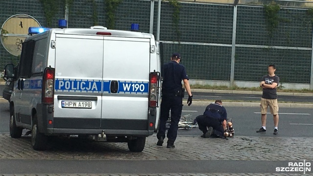 Samochód osobowy potrącił rowerzystę na ulicy Wszystkich Świętych w Szczecinie. Do wypadku doszło w poniedziałek po godzinie 11.