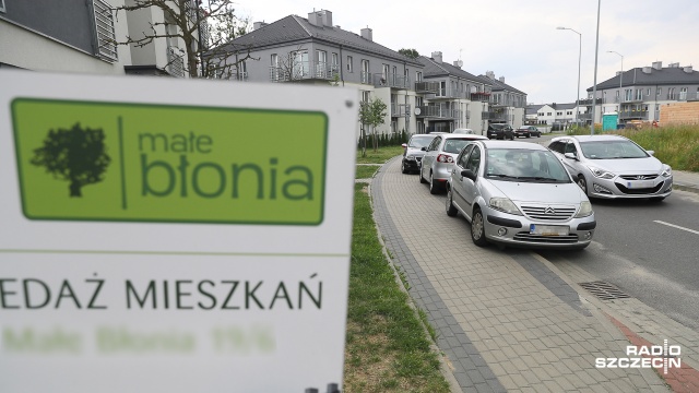 Na osiedlu Małe Błonia w Szczecinie w konflikcie o brak miejsc postojowych na linii mieszkańcy-deweloper mediować próbują radni. Padają też pytania, co może w tej sprawie zrobić urząd miasta. Odbyło się kolejne spotkanie w tej sprawie, kompromisu nie osiągnięto.