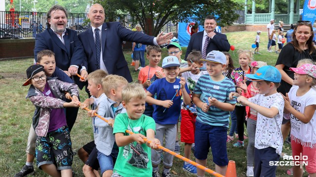 Jak udzielić pomocy w razie wypadku komunikacyjnego albo nad wodą i w jaki sposób bezpiecznie spędzić lato - tego uczyli się w poniedziałek uczniowie szkół podstawowych z regionu.