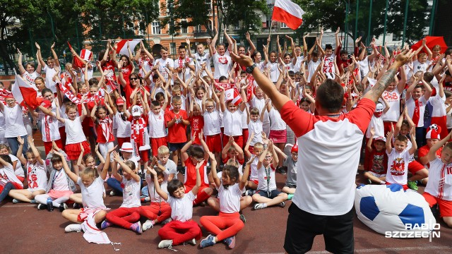 Ubrani byli w koszulki reprezentacji Polski a w rękach trzymali biało-czerwone flagi. We wtorek pomiędzy lekcjami ponad 200 osób - uczniów i nauczycieli ze Szkoły Podstawowej nr 1 w Szczecinie - wyszło na szkolne boisko, by wspólnie przesłać naszym piłkarzom pozytywne emocje przed meczem z Senegalem.