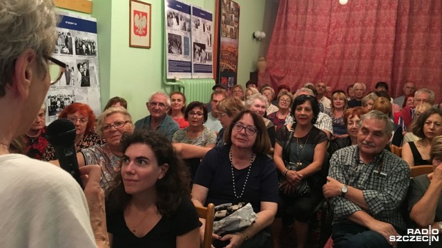 Uczestnicy zjazdu - a jest ich prawie 80 - biorą udział w bardzo intensywnym programie. W środę od rana wybiorą się w sentymentalną podróż Śladami kolonii żydowskich, czyli pojadą w miejsca, gdzie spędzali wakacje. Dotychczas odwiedzili nową Filharmonię, wyremontowany Urząd Wojewódzki i Komendę Wojewódzką Policji.
