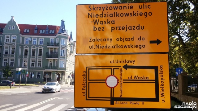 Przy skrzyżowaniu ulic Niedziałkowskiego z Wąską pracują ekipy Zakładu Wodociągów i Kanalizacji w Szczecinie. Wymieniana jest tam część rurociągu.