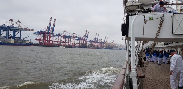 Dar Młodzieży, który niedawno wypłynął ze Szczecina zacumował w niemieckim Bremerhaven, a w środę zwiedzają go turyści z całego świata.