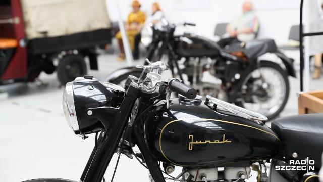 To motocykl jedyny w swoim rodzaju, drugiego takiego na świecie nie ma - tak o Junaku mówią jego właściciele i miłośnicy. Sześć najpiękniejszych modeli, które produkowane były w Szczecinie można od środy oglądać w Muzeum Techniki i Komunikacji przy Niemierzyńskiej. To wszystko z okazji 60. urodzin tego motocykla.