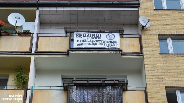 Sędzino, ile dzieci dzisiaj skrzywdziłaś odbierając im ojca - baner z takim napisem zawisł na balkonie jednego z mieszkań, na przeciwko okien Sądu Rejonowego przy Placu Żołnierza w Szczecinie.