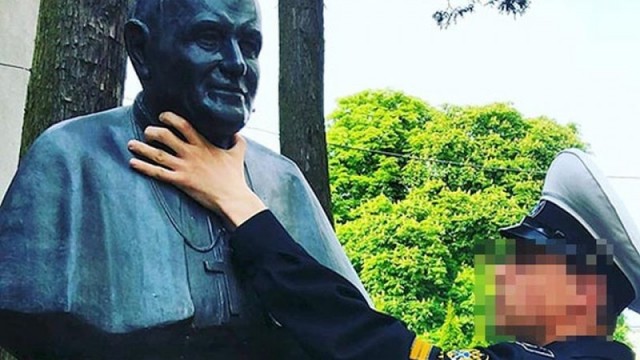 Rosyjscy kadeci, którzy 039039dusili039039 pomnik Papieża Jana Pawła II w Świnoujściu zostali wydaleni ze swojej macierzystej akademii w Astrachaniu - informuje portal wpolityce.pl.