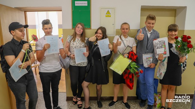 W piątek zakończył się rok szkolny. Uczniowie odebrali świadectwa i rozpoczęli wakacje. Po dzwonku kończącym apel w Szkole Podstawowej nr 46 w Szczecinie rozmawiał z dziećmi i nauczycielami reporter Radia Szczecin.