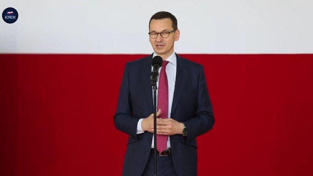 W piątek po raz ostatni w tym roku szkolnym zabrzmiał dzwonek. Prawie 5 milionów uczniów z 27 tysięcy szkół rozpoczyna wakacje. Premier Mateusz Morawiecki wziął udział w zakończeniu roku szkolnego w Szkole Podstawowej nr 3 imienia Małego Powstańca w podwarszawskich Ząbkach.
