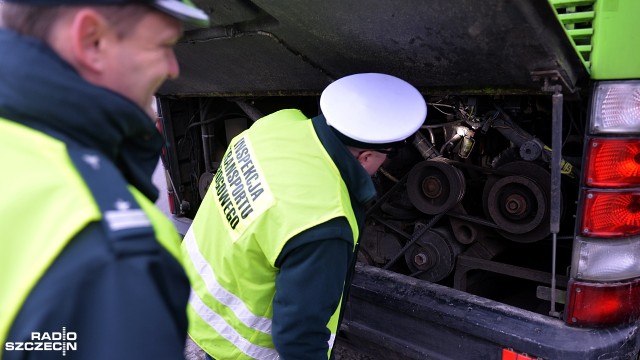Inspekcja Transportu Drogowego rozpoczęła wakacyjne kontrole autokarów przewożących dzieci i młodzież na kolonie. To w ramach akcji Bezpieczny autokar. Inspektorzy sprawdzają między innymi trzeźwość i czas pracy kierowców oraz stan techniczny pojazdów.