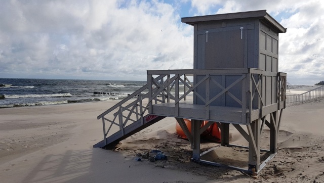 Nowa wieża ratownicza, przypominające te znane z amerykańskiego serialu Słoneczny patrol, stanęła na plaży w Dziwnowie. Ma nie tylko zachwycać wyglądem, ale przede wszystkim zwiększyć bezpieczeństwo plażowiczów.