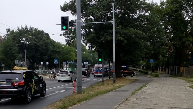 Poważne utrudnienia dla kierowców jadących al. Wojska Polskiego w Szczecinie. - W kierunku Głębokiego tworzy się potężny korek, stoją dwa wozy policyjne i karetka, straż miejska kieruje ruchem - informował słuchacz Radia Szczecin.