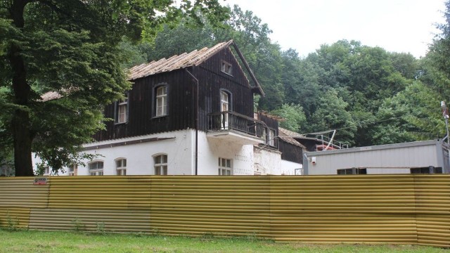 Zakończyły się prace rozbiórkowe i wyburzeniowe wewnątrz budynku dawnego zajazdu Szmaragd w Szczecinie. Wykonano też izolację przeciw wilgotności ścian. Teraz kolej na dach.
