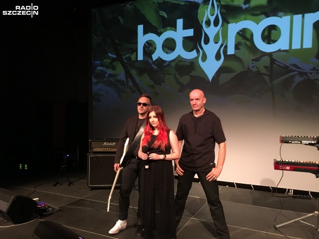 A to za sprawą minikoncertu zespołu Hot Rain.