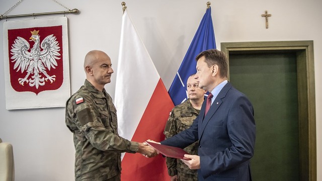 Dowódca szczecińskiej dywizji został zastępcą Szefa Sztabu Generalnego Wojska Polskiego. Rajmund Andrzejczak odebrał w środę rano nominację z rąk ministra obrony narodowej Mariusza Błaszczaka.